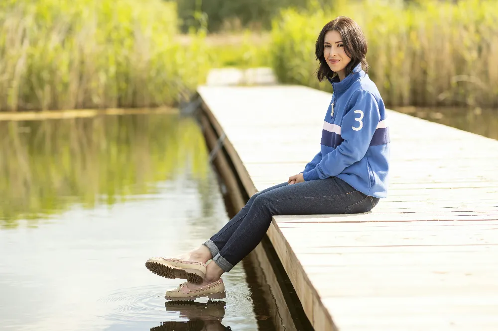 高清摄影 自然 休闲 户外 女性 休闲装 湖边的宁静时光