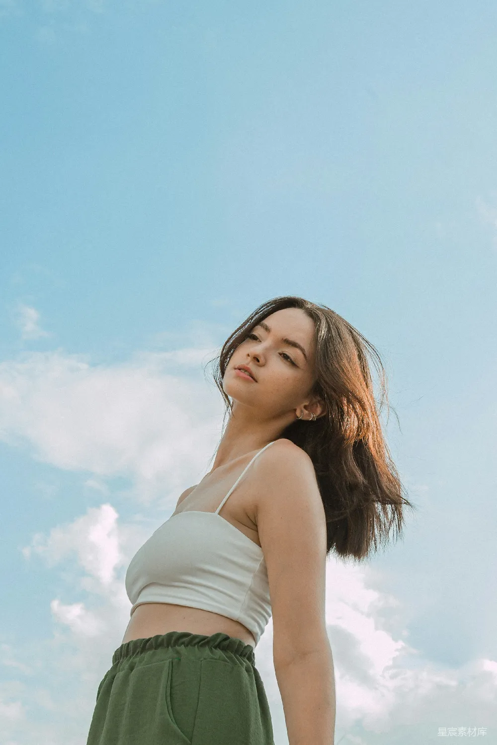 高清摄影 青春 自由 自然 女性 户外 青春与自由：蓝天下的年轻女性