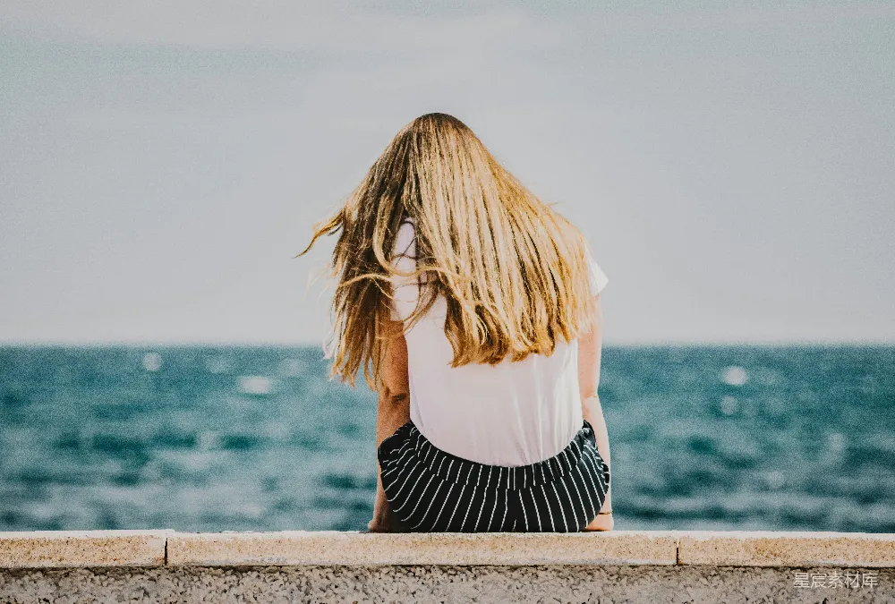 高清摄影 海边 背影 女性 自然 宁静 海边的背影