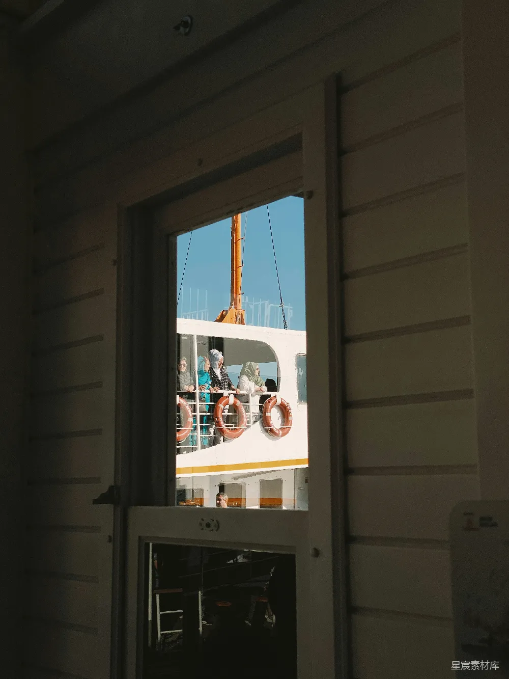 高清摄影 旅行 海景 自然 日光 休闲 透过船舱的窗户看往远方
