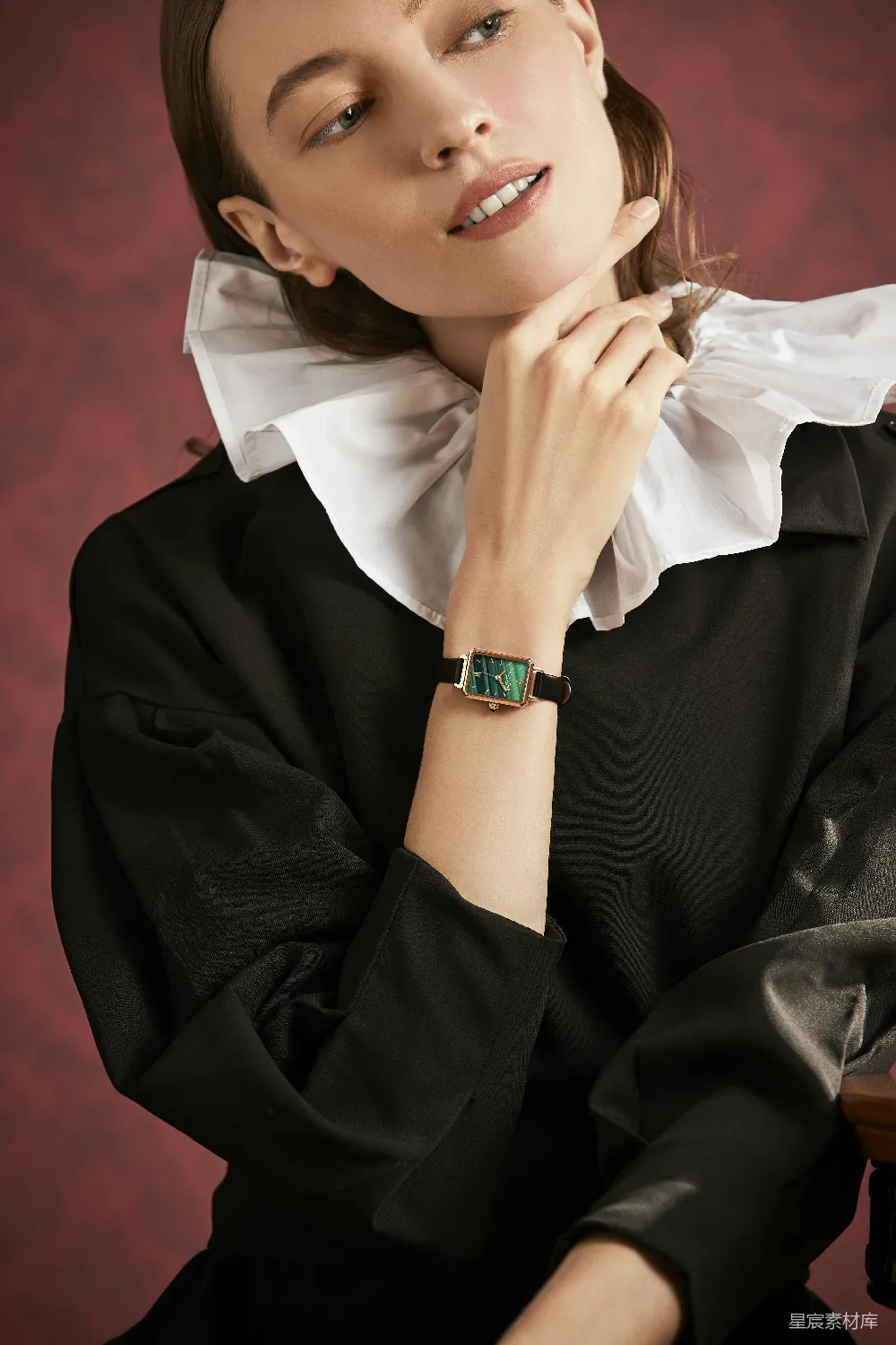 高清摄影 女性肖像 复古风格 时尚搭配 手表展示 优雅气质 优雅女性与复古手表