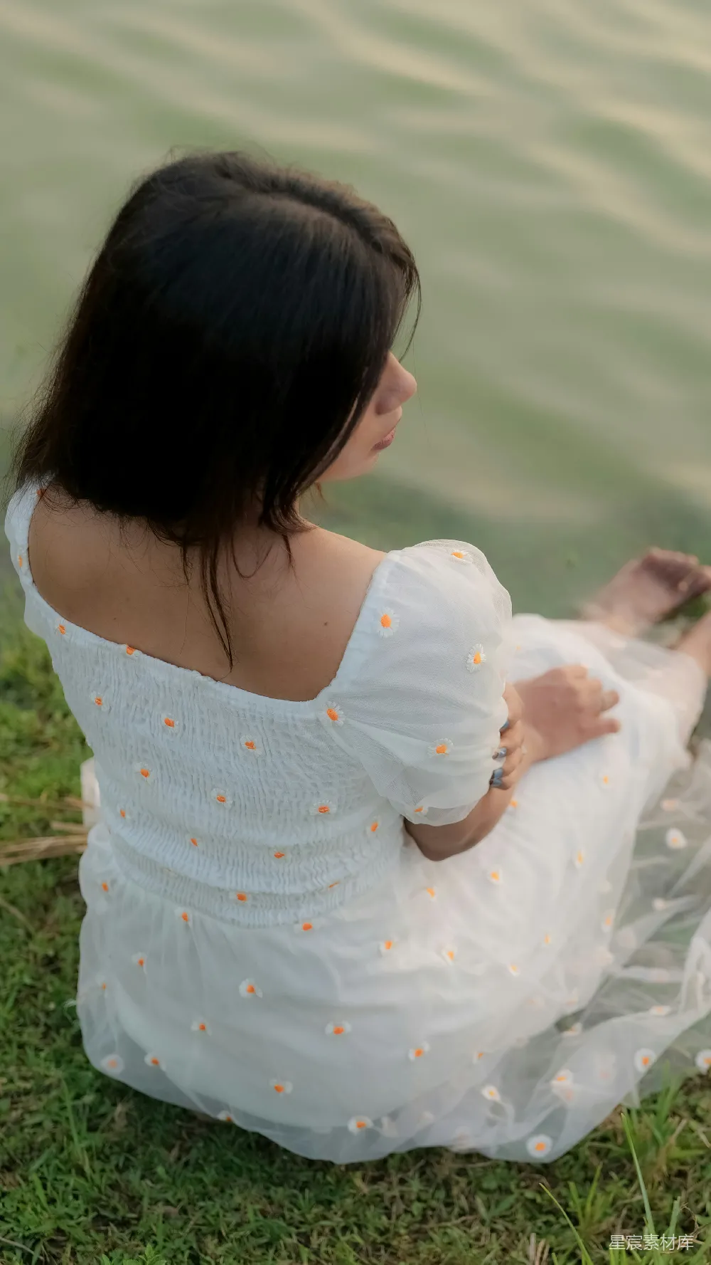高清摄影 女性 草地 白色连衣裙 自然风光 放松 夏日傍晚的宁静时光