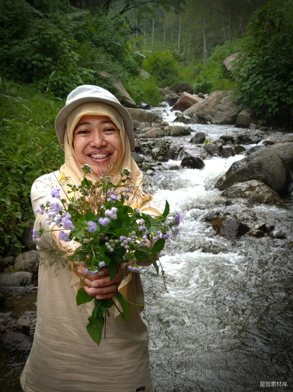 高清摄影 自然风景 户外活动 人物肖像 旅行 花卉 溪边的花束