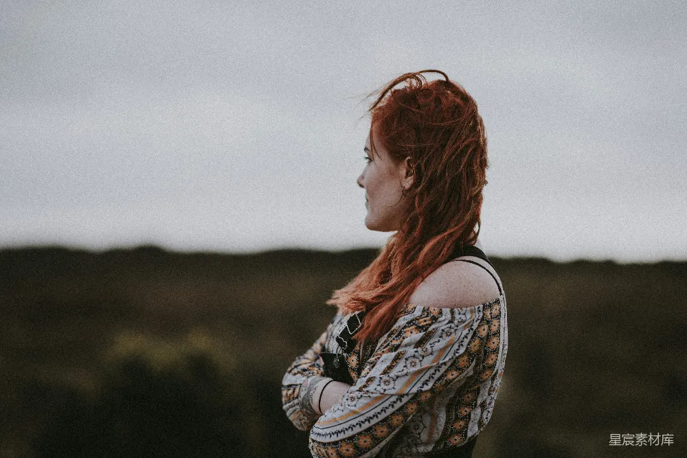 高清摄影 自然风光 人物肖像 宁静时刻 户外写真 红发 红发女子在田野中凝视远方