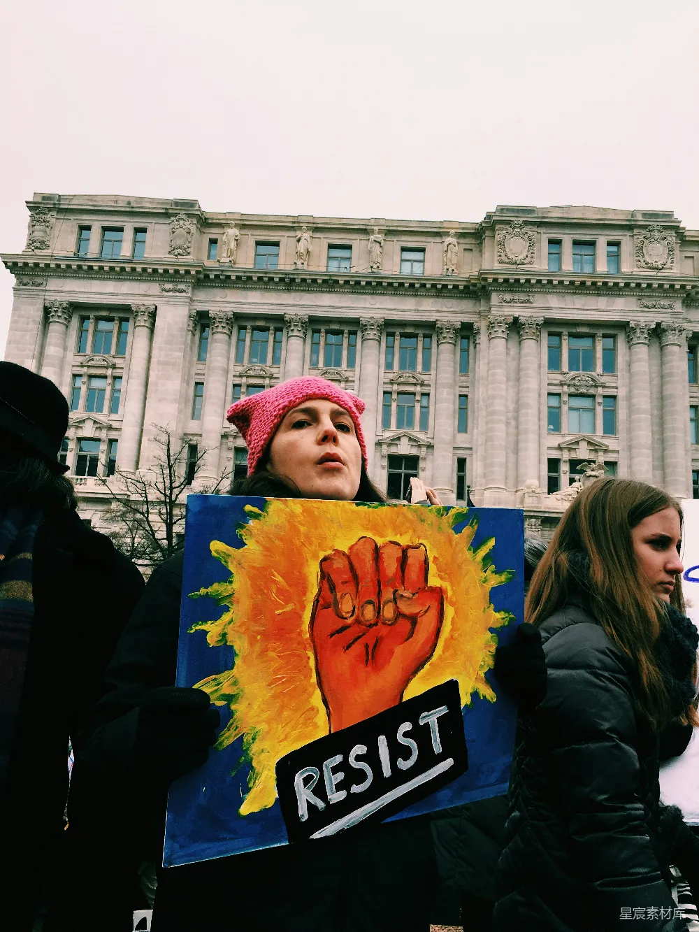 高清摄影 抗议 标语牌 抗争 城市 公共活动 抗议者手持“RESIST”标语牌