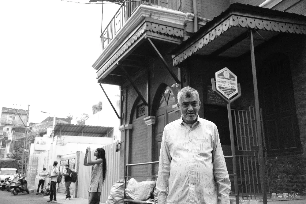 高清摄影 黑白色调 人物肖像 城市生活 街道场景 日常纪实 街头的静谧时光