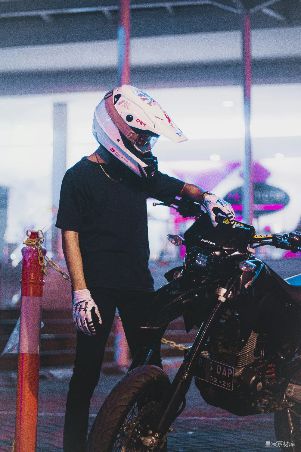 高清摄影 摩托车 夜景 街头风 时尚 运动 夜色中的骑士与摩托车