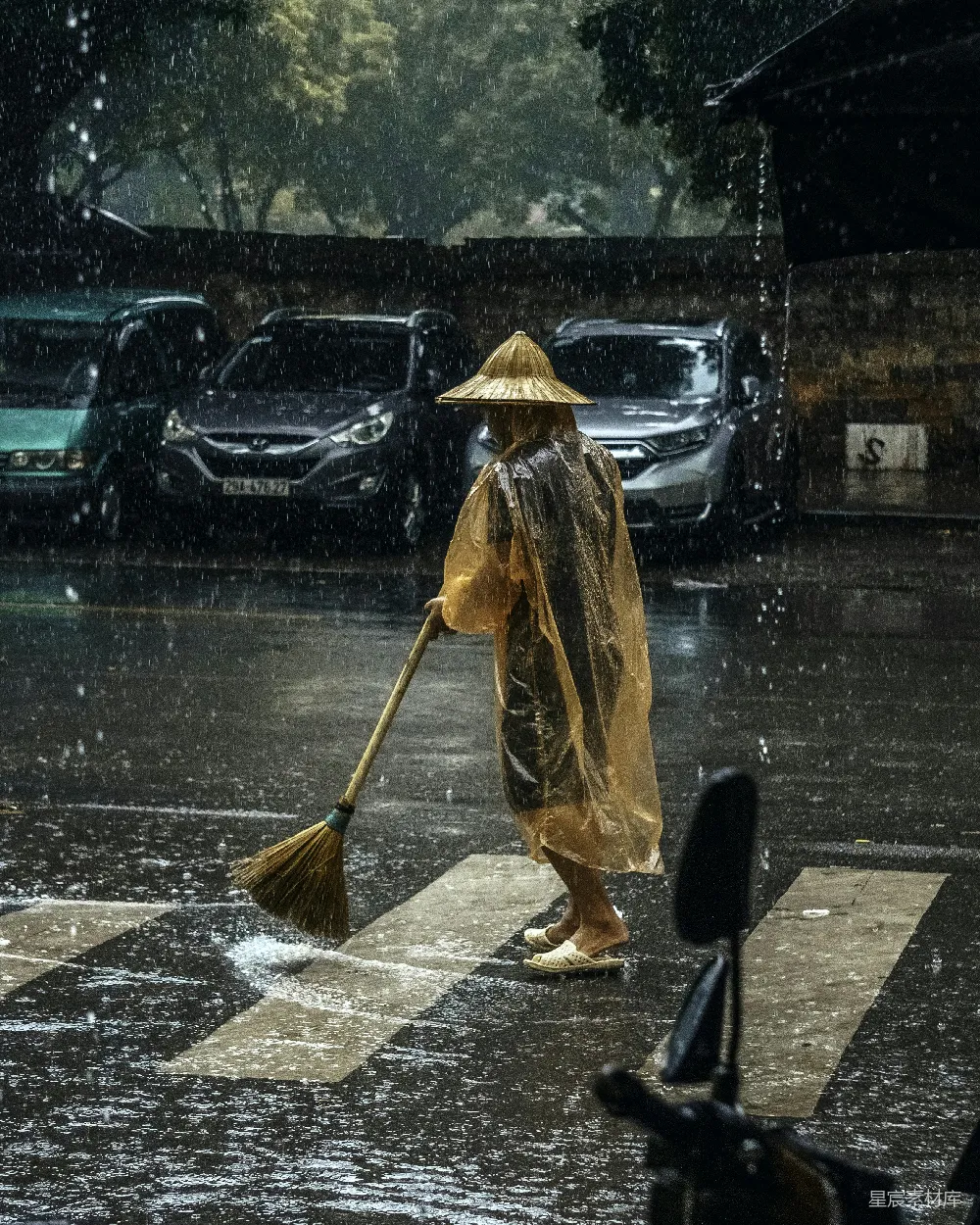 高清摄影 雨天 扫帚 传统 城市 生活 雨中扫帚的背影
