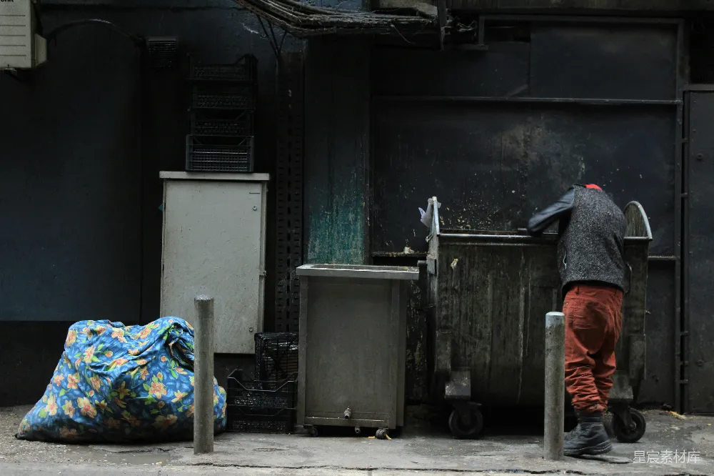 高清摄影 街头 拾荒者 垃圾箱 贫困 城市 街头拾荒者