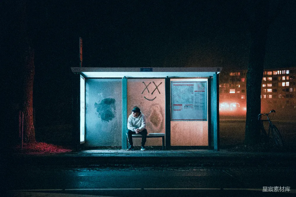 高清摄影 夜晚 孤独 城市 候车亭 城市生活 夜色中的候车亭