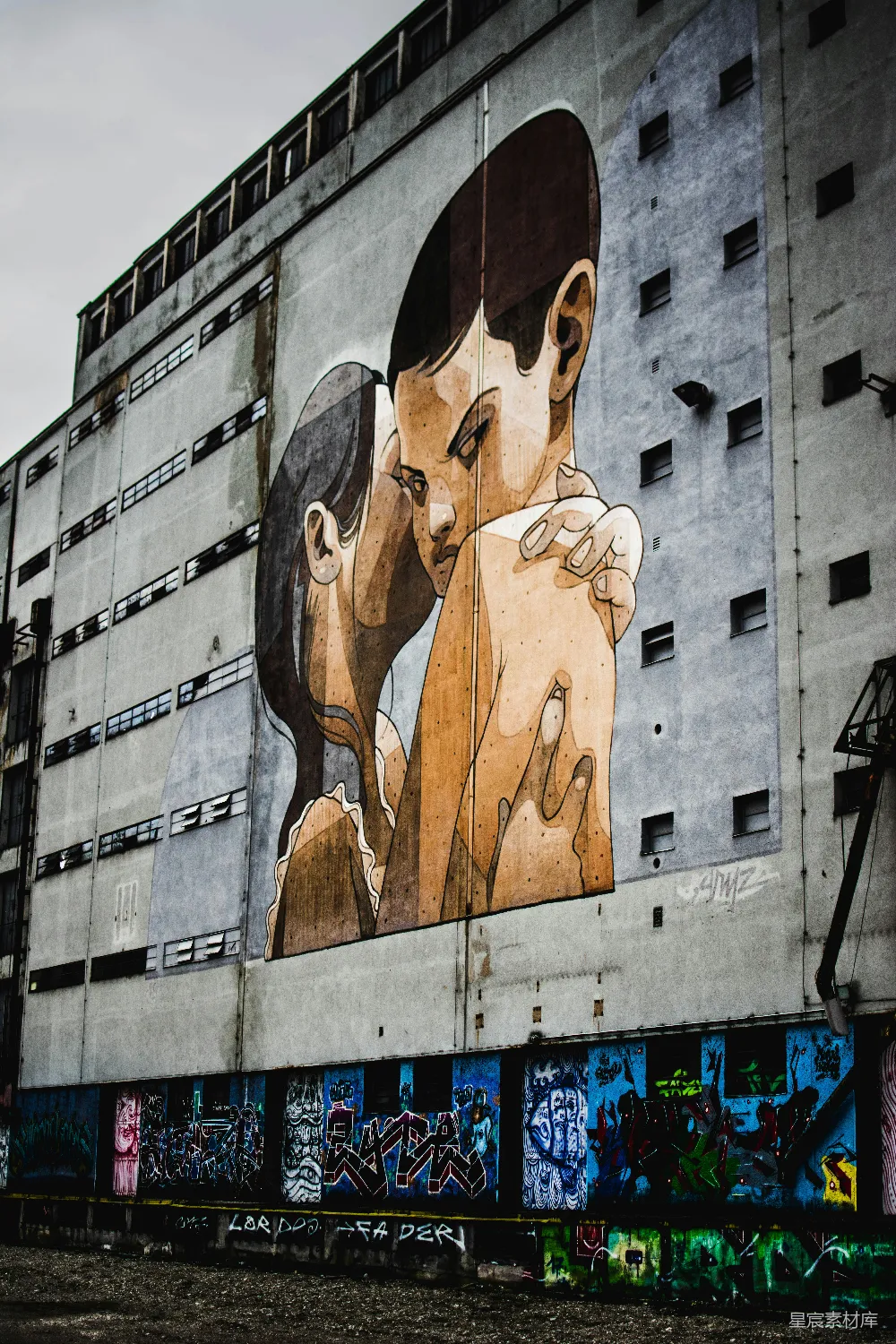 高清摄影 城市艺术 街头涂鸦 恋人壁画 城市文化 现代艺术 城市街头的恋人壁画