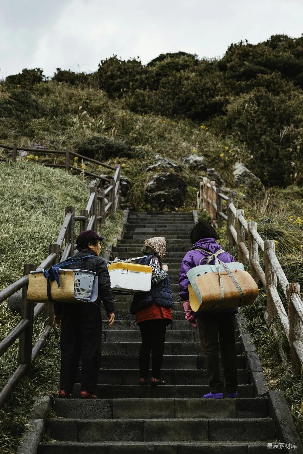 高清摄影 乡村 劳动 自然 传统 生活 背负重物的背影