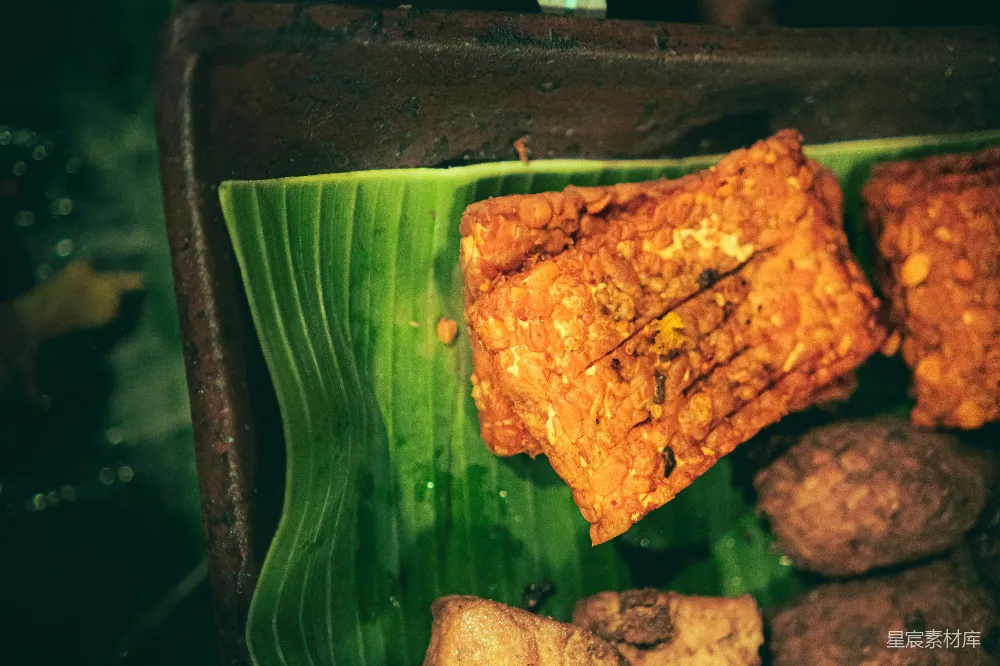 高清摄影 炸豆腐 美食 中式美食 传统小吃 街头小吃 金黄色的炸豆腐块
