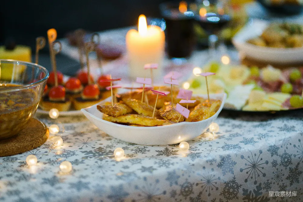 高清摄影 美食 节日餐桌 装饰灯 小点心 温馨 节日餐桌上的美味小点心