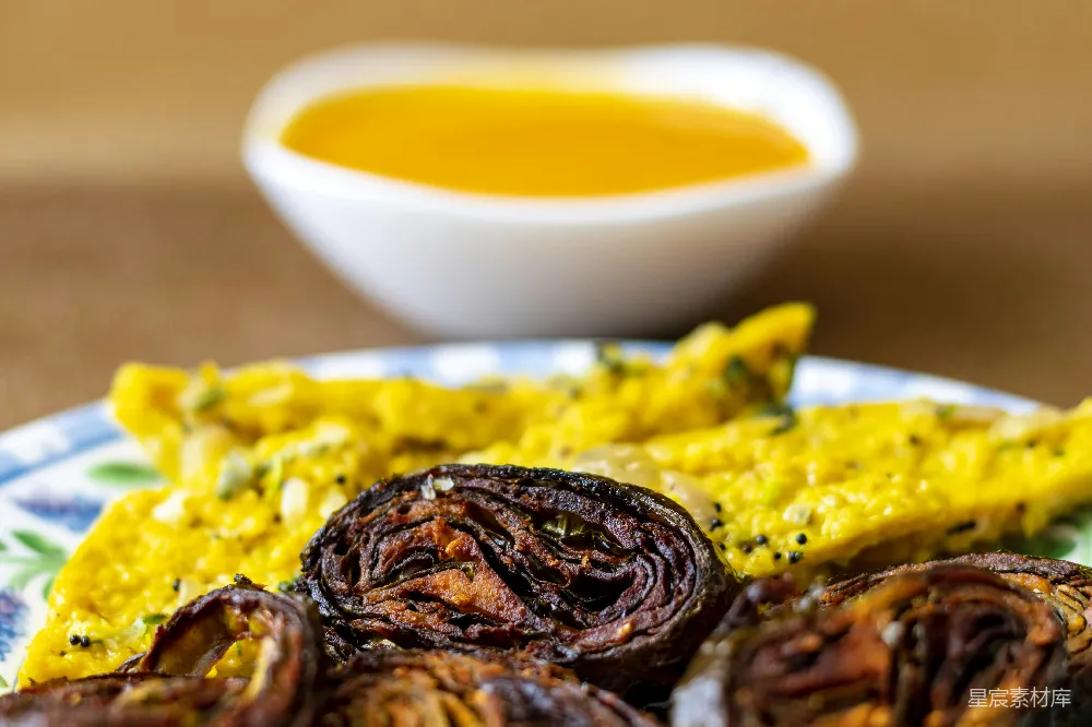 高清摄影 美食 美食摄影 香煎蔬菜卷 香滑蛋饭 餐桌场景 香煎蔬菜卷配香滑蛋饭
