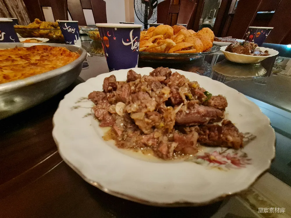 高清摄影 家常菜 炖牛肉 餐桌美食 家庭聚餐 节日菜肴 家常美味：炖牛肉与多样菜肴