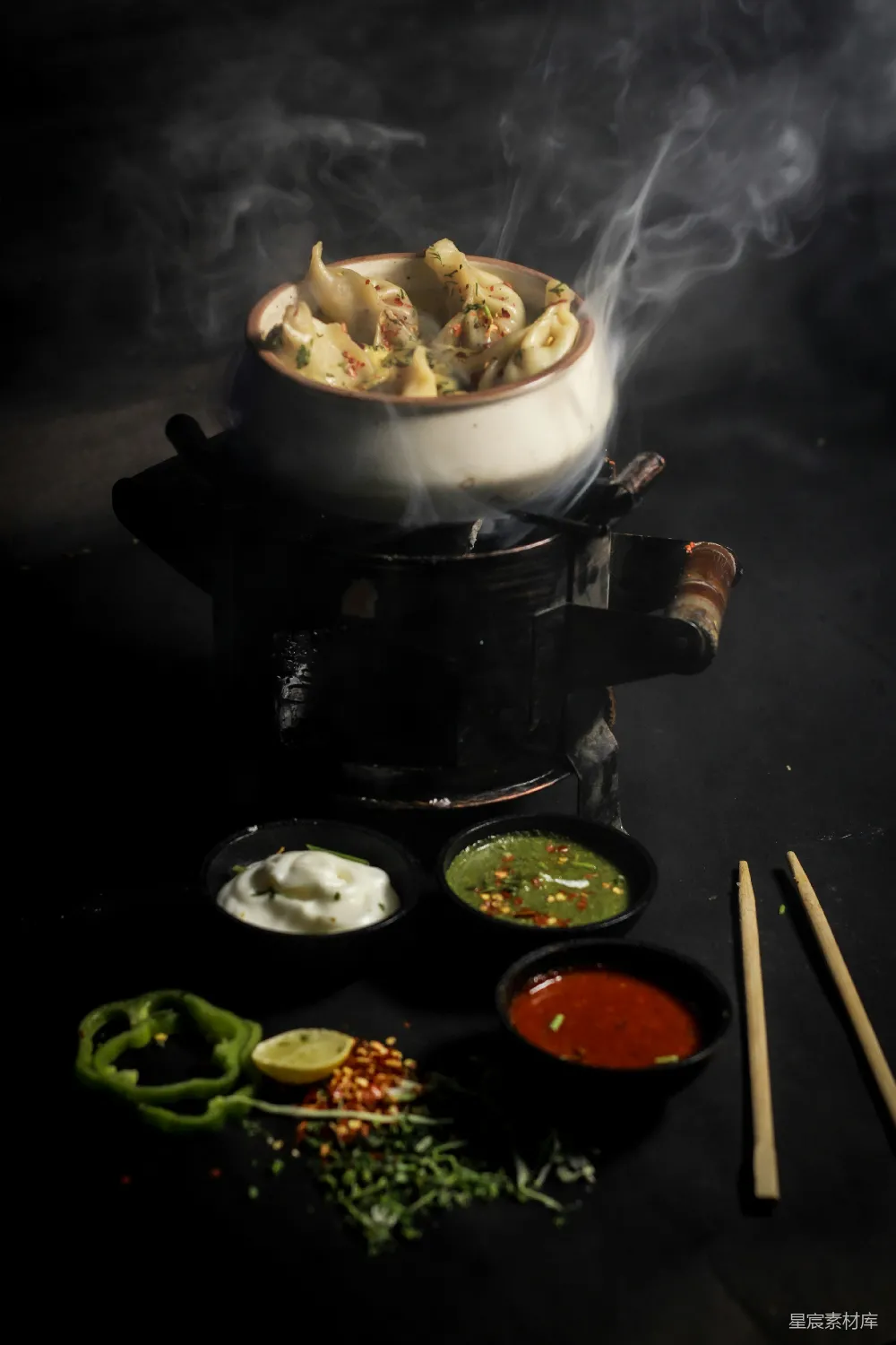 高清摄影 美食 烟雾 传统 餐桌布置 中式 热腾腾的水饺料理