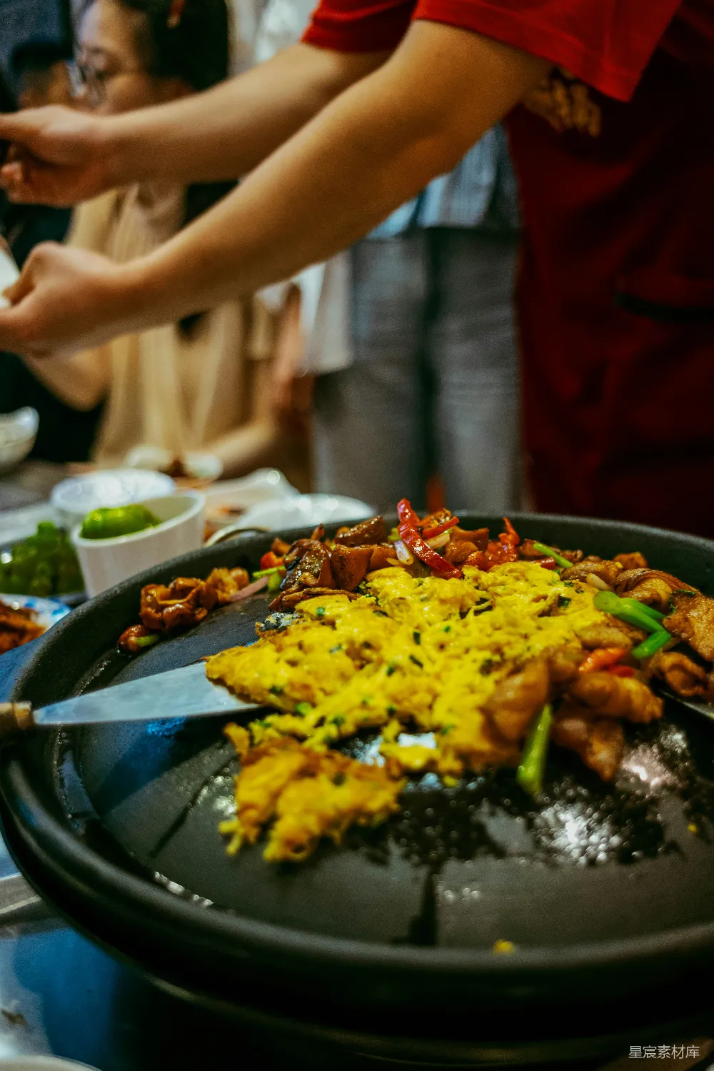 高清摄影 美食 聚餐 家庭 烹饪 美食摄影 铁锅炖菜，共享美味