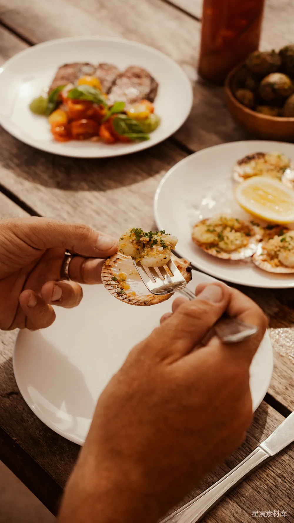 高清摄影 美食 餐桌 海鲜 户外用餐 美食摄影 享用海鲜拼盘