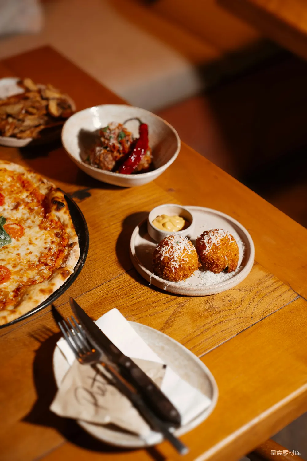 高清摄影 美食 餐桌 意大利菜 舒适氛围 家庭聚餐 温馨餐桌上的美食时光