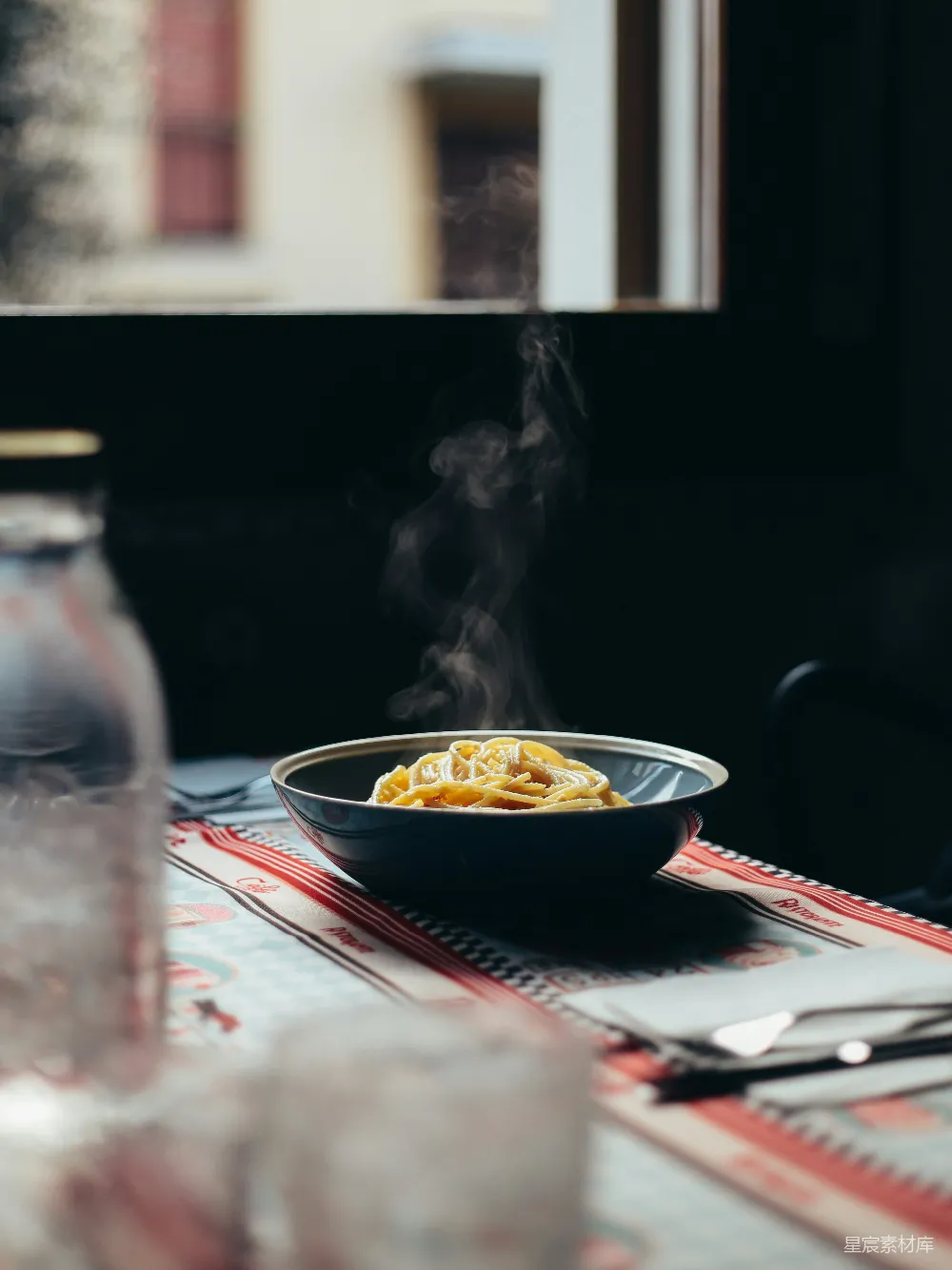 高清摄影 意大利面 美食 烟雾 餐桌 美食摄影 热腾腾的意大利面