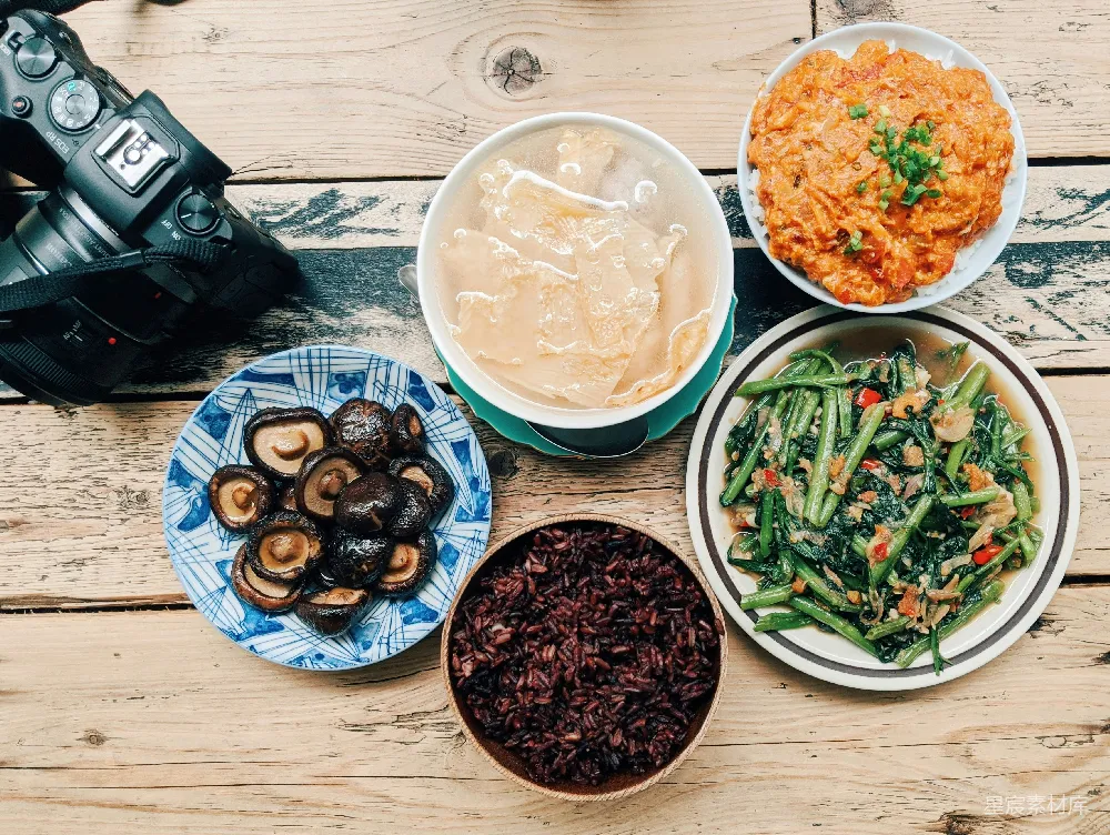 高清摄影 美食 自然风 摄影 健康饮食 家庭餐桌 自然木桌上的美食与相机