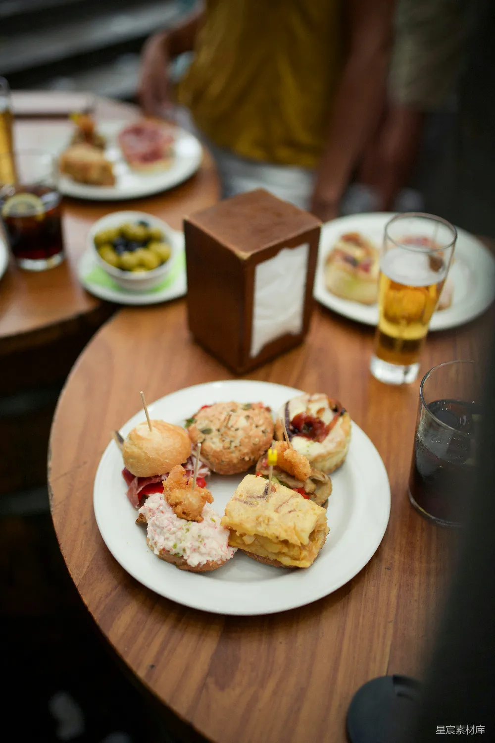 高清摄影 tapas 西班牙美食 社交聚会 餐点 休闲 西班牙tapas拼盘与啤酒