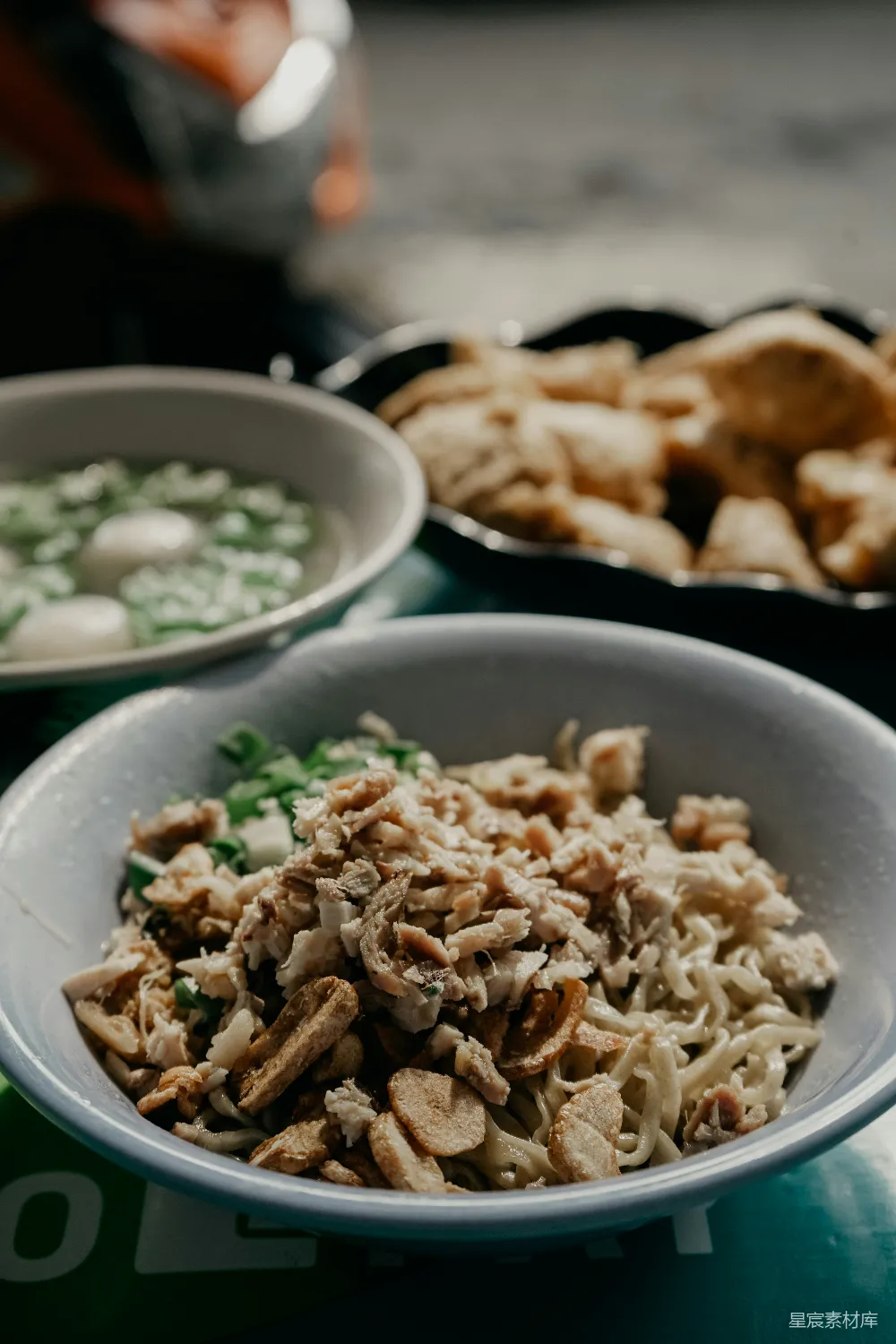 高清摄影 美食 面条 鸡肉 餐桌 美食摄影 一碗美味的鸡肉面