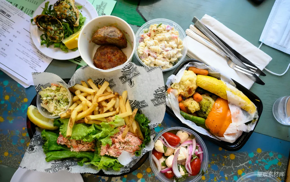 高清摄影 美食 海鲜 经典菜肴 餐厅 餐桌 新鲜海鲜与经典美食的完美组合