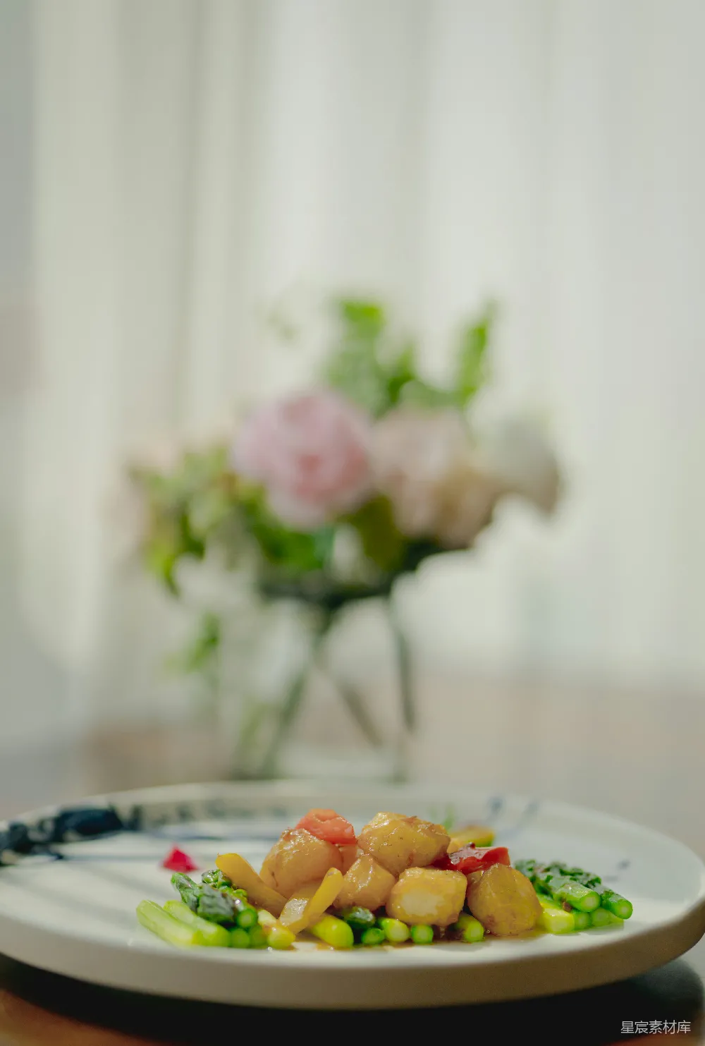 高清摄影 美食 餐桌 花艺 自然 家庭 温馨餐桌上的美食与花艺