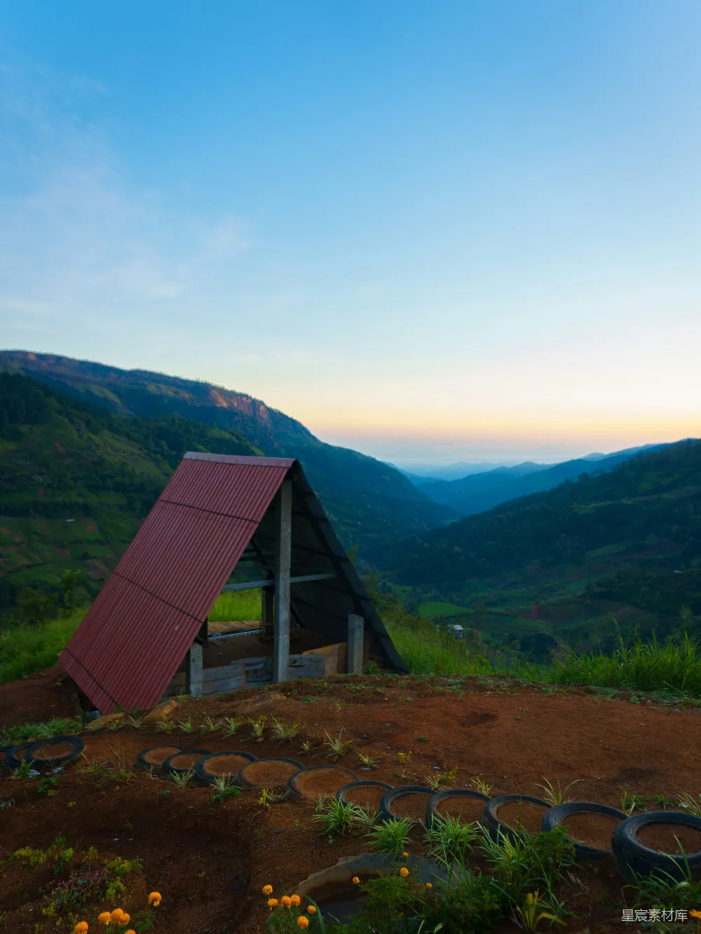 高清摄影 自然风光 乡村生活 日落 宁静 山景 山间小屋的黄昏