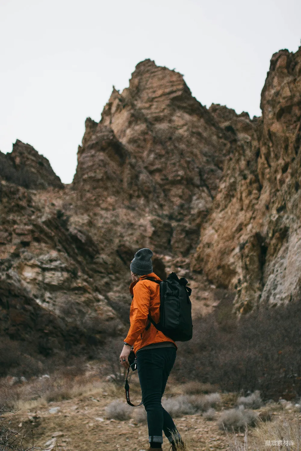 高清摄影 登山 户外 自然 旅行 探险 登山者在荒野中的背影
