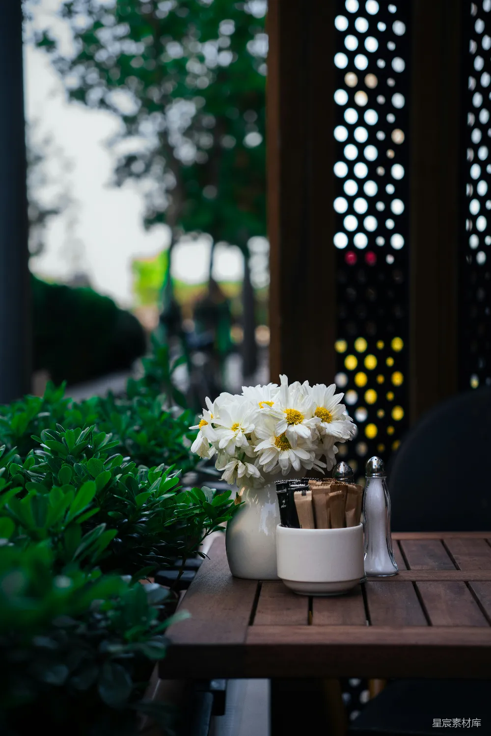 高清摄影 花瓶 咖啡店 清新 餐桌布置 自然 桌上的白色雏菊花与咖啡器具