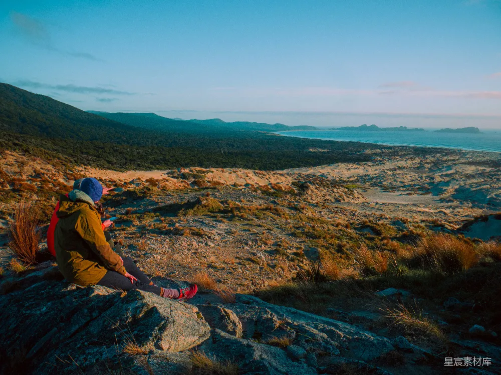 高清摄影 自然风光 户外活动 山地徒步 风景摄影 宁静时光 远足者在山巅欣赏壮丽景色
