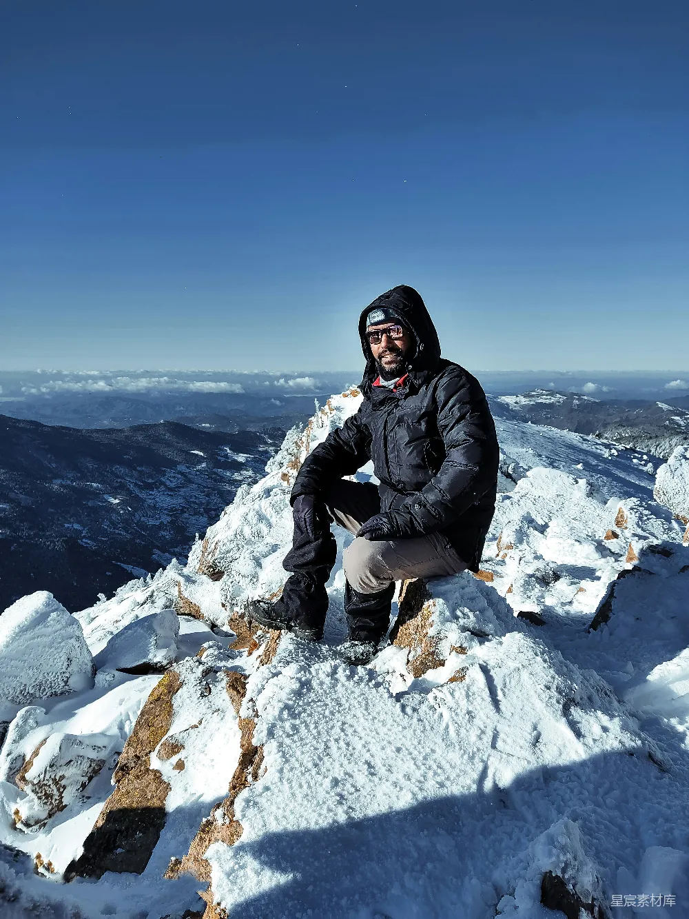 高清摄影 雪地 登山 户外 自然风光 冬季 雪地里的攀登者