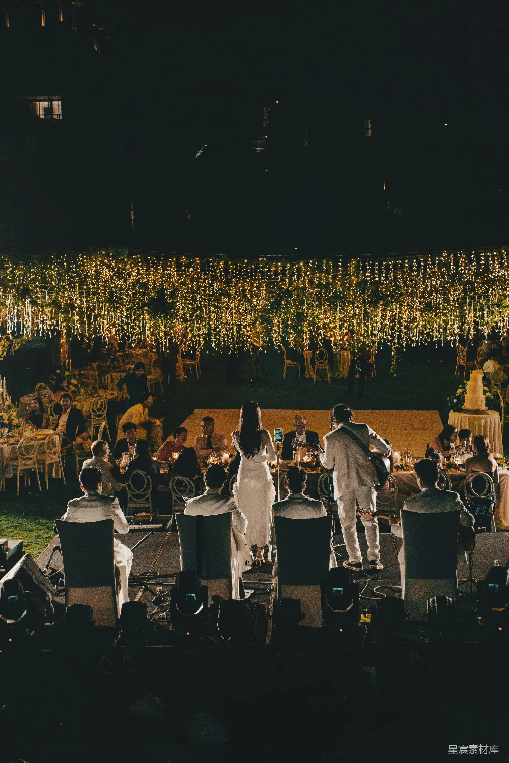 高清摄影 婚礼 夜景 户外活动 装饰灯 音乐表演 浪漫夜宴：户外婚礼现场