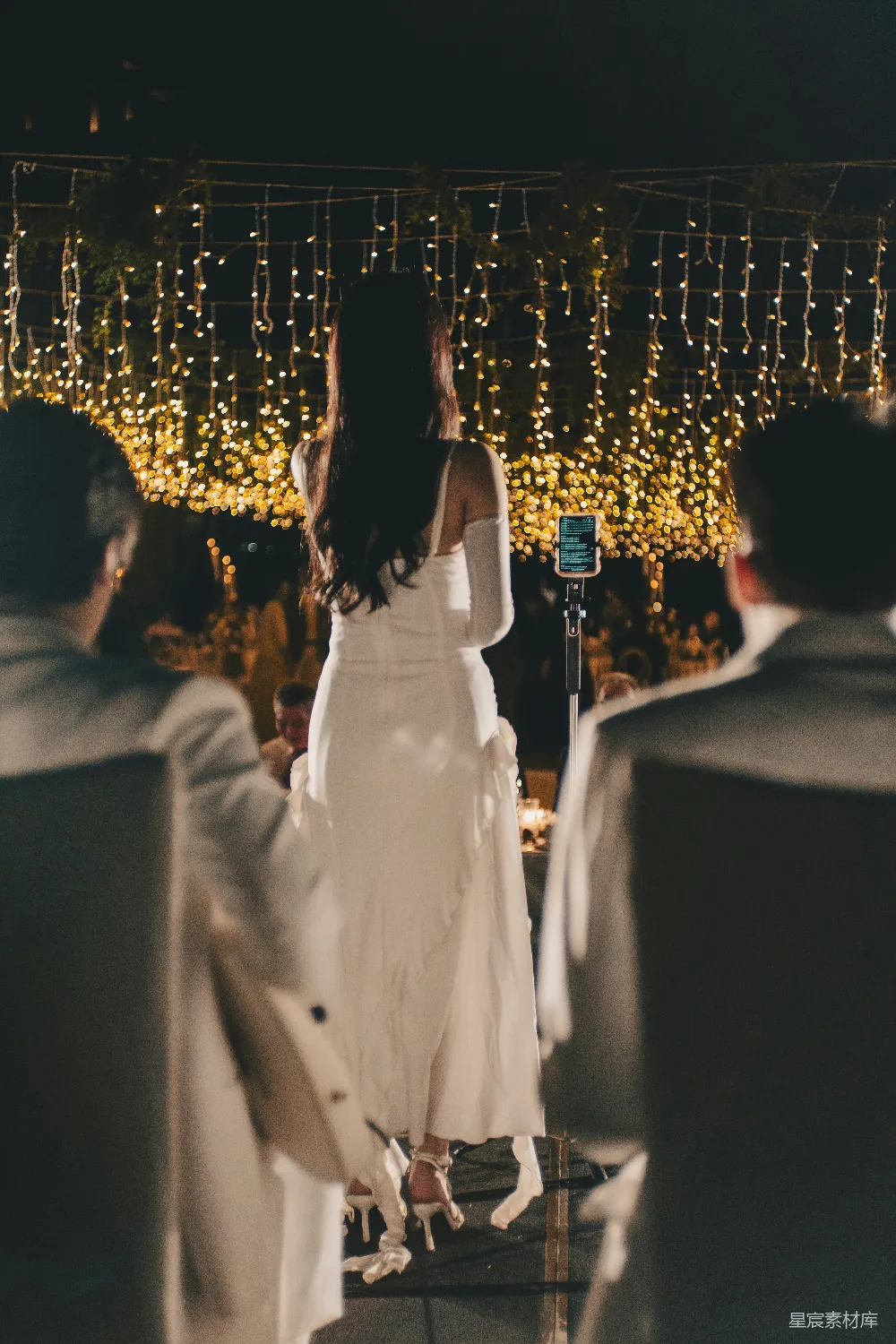 高清摄影 婚礼 夜景 灯光 婚纱 自拍杆 夜幕下的婚礼现场