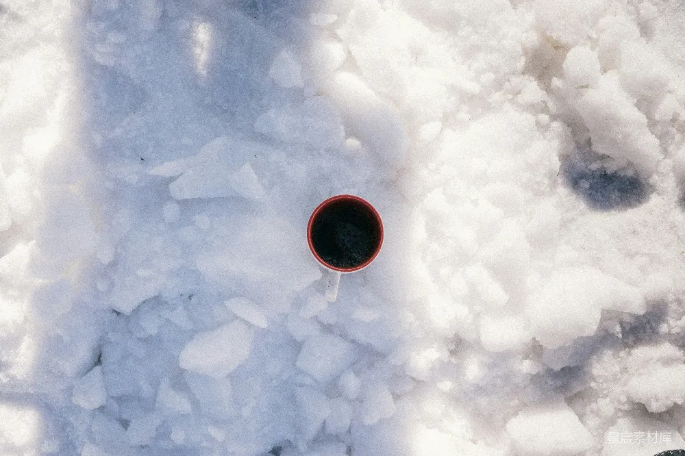 高清摄影 雪地 咖啡 宁静 冬季 温暖 雪地里的温暖时光