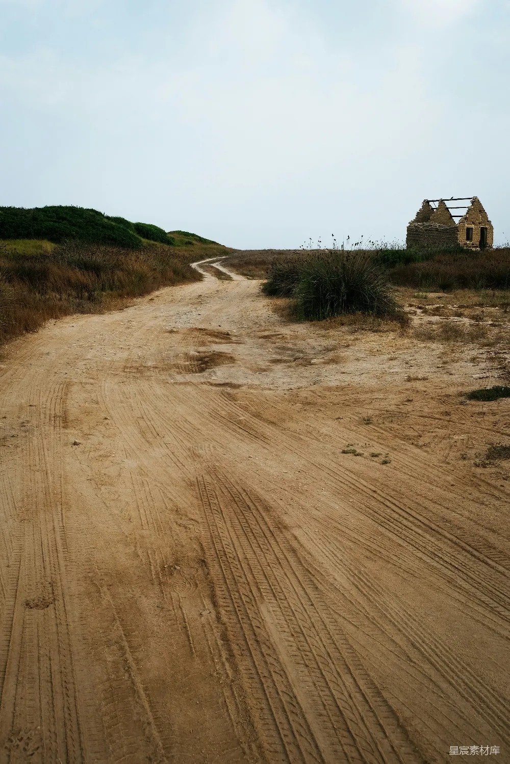 高清摄影 荒野 土路 废墟 自然风光 乡村 荒凉的土路与废弃建筑