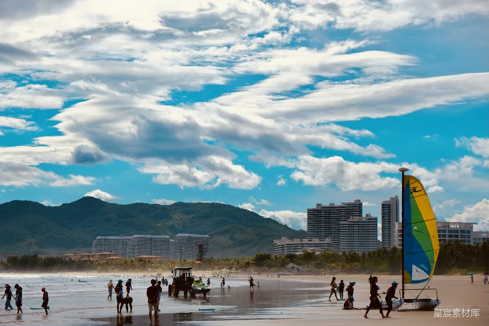高清摄影 海滩 蓝天 白云 城市 休闲 海滩上的蓝天白云