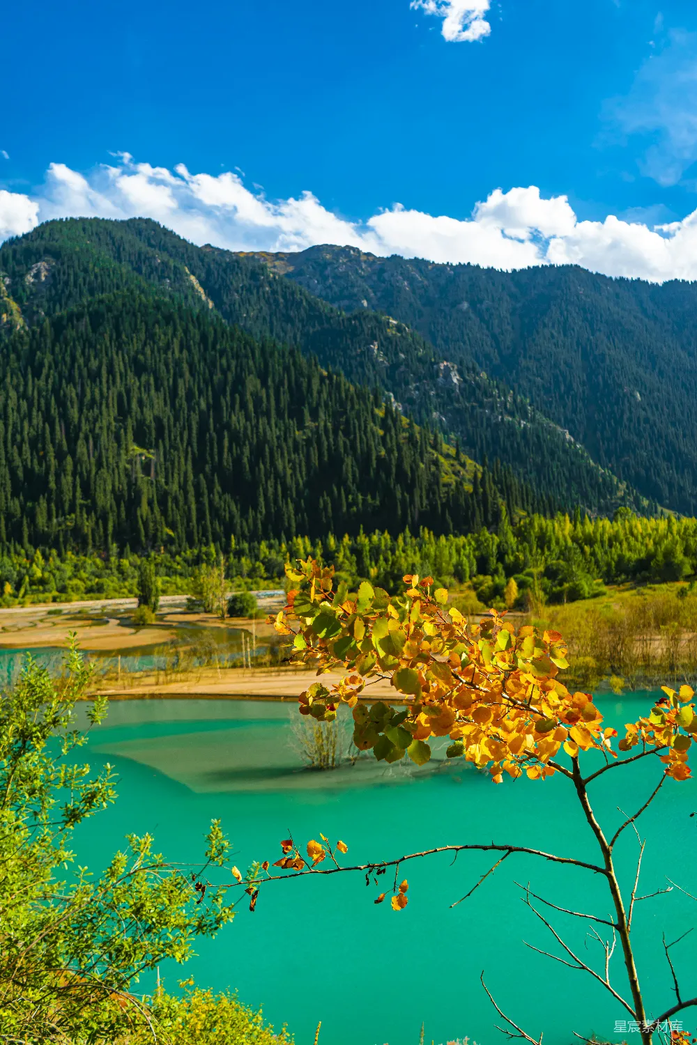 高清摄影 自然风光 秋季 湖泊 山脉 户外 秋日湖畔的山景