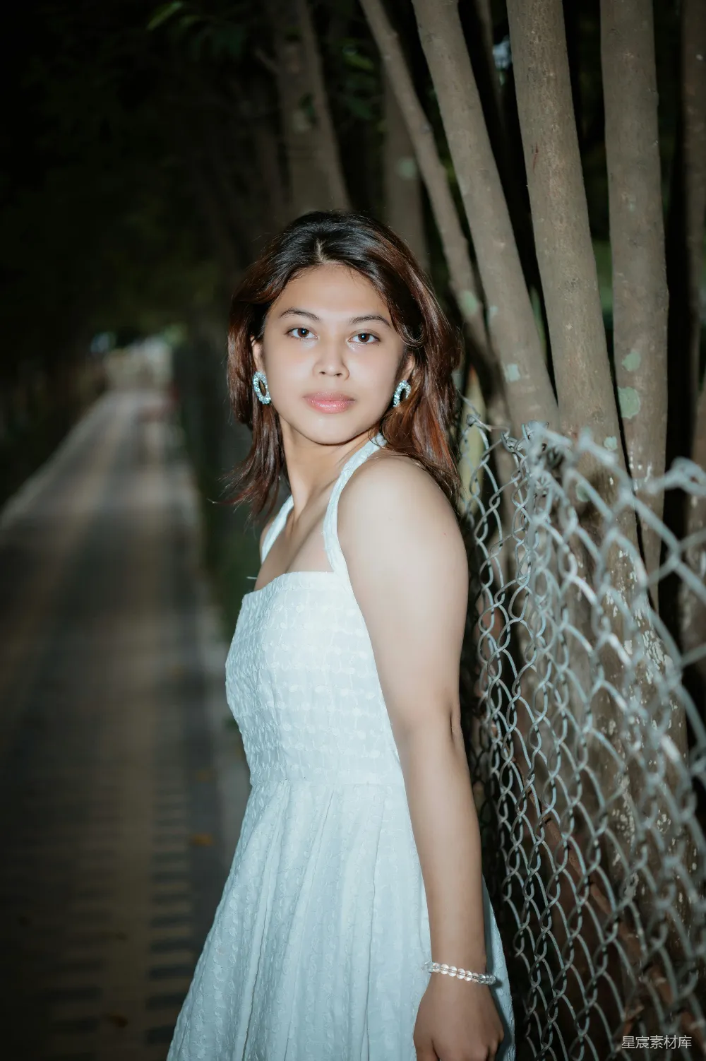 高清摄影 夜晚 林间 清新 人物 自然 夜晚林间的小清新