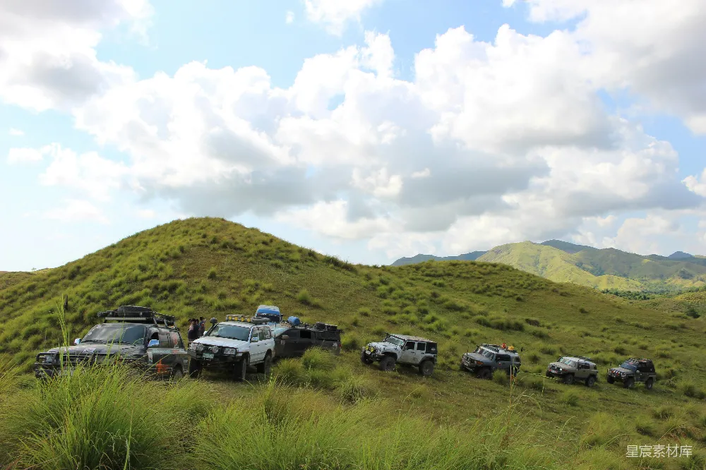 高清摄影 越野车 户外 露营 自然风光 山地 越野车队在草地上露营