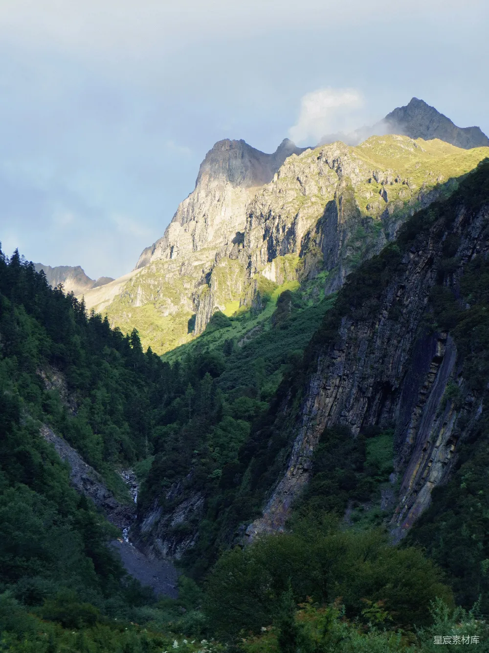 高清摄影 自然风光 山脉 山谷 森林 户外 山间幽谷的自然美景