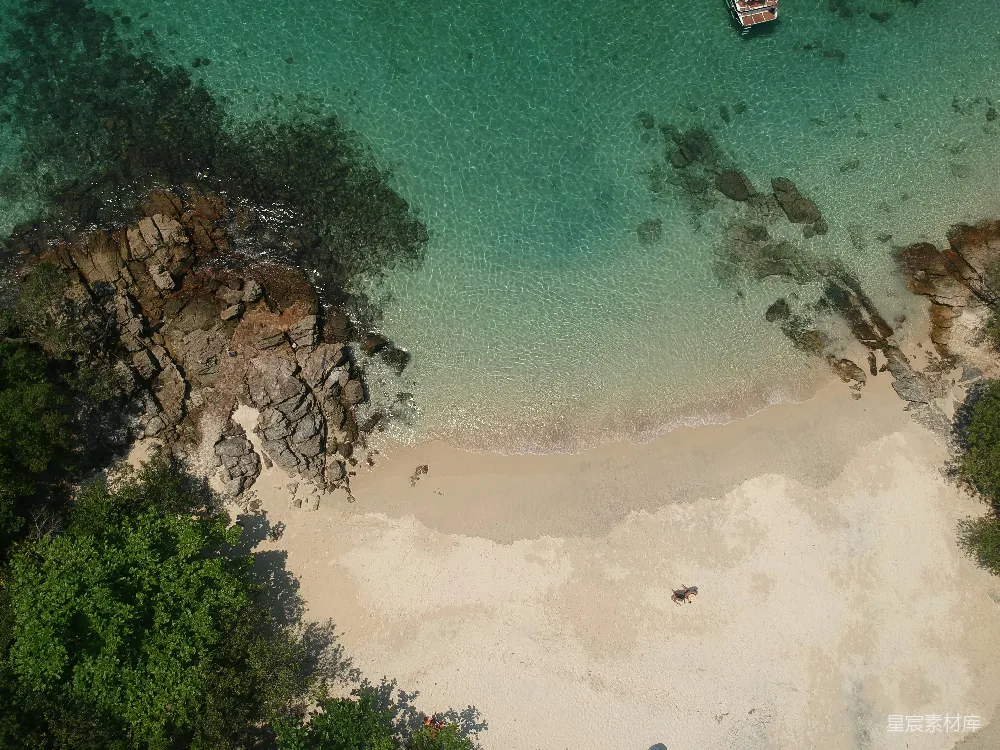 高清摄影 海滩 无人机拍摄 自然风光 度假 海滩场景 空中俯瞰的宁静海滩