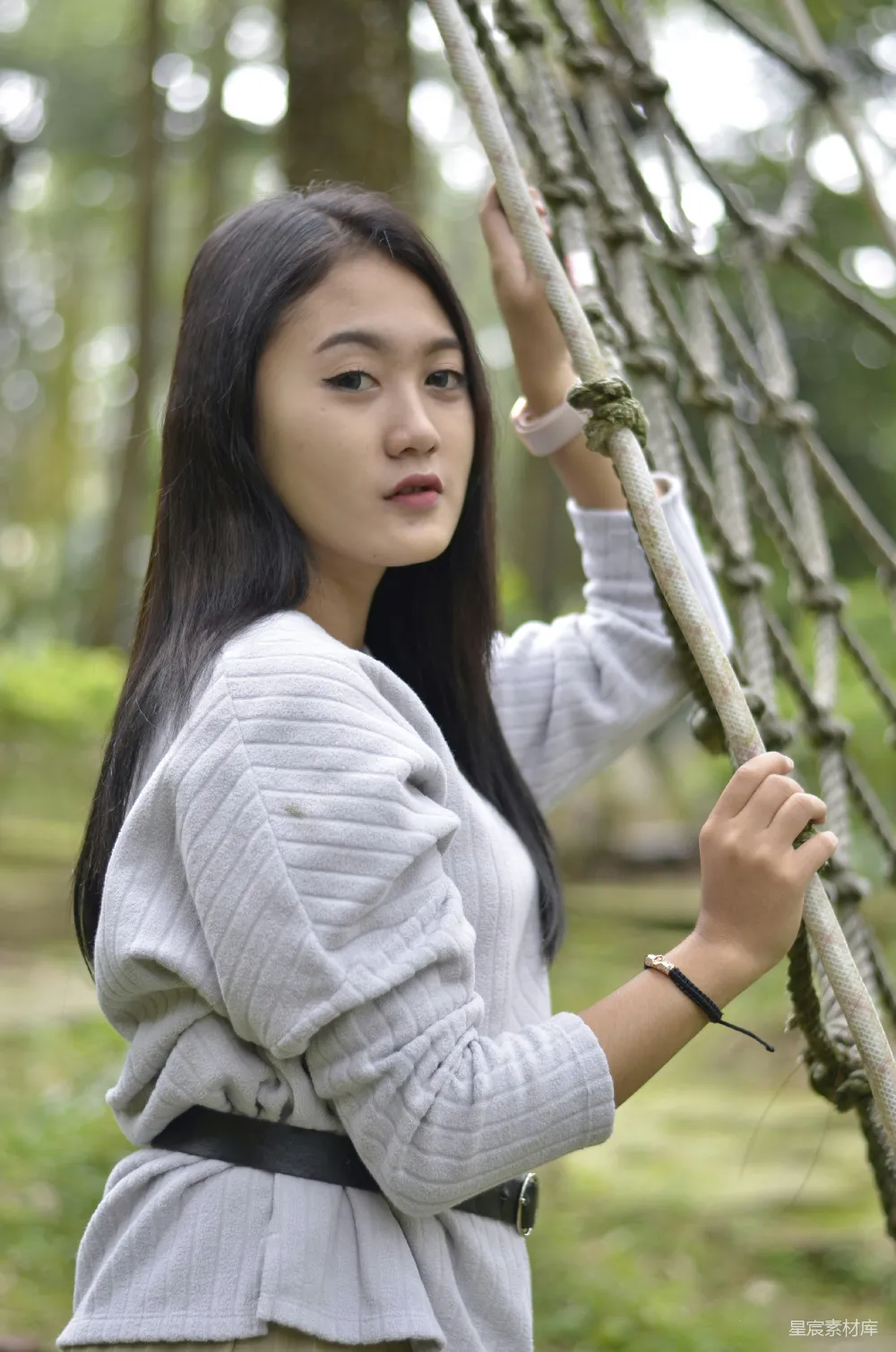 高清摄影 自然 户外 休闲 青春 探险 丛林中的少女与绳索