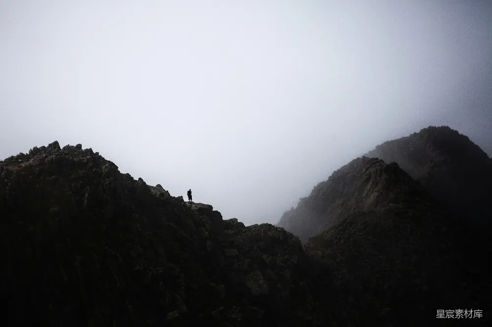 高清摄影 登山 自然 冒险 风景 雾 雾中的登山者