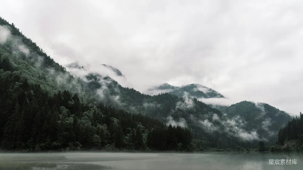 高清摄影 山景 雾气 宁静 自然 湖泊 山间薄雾