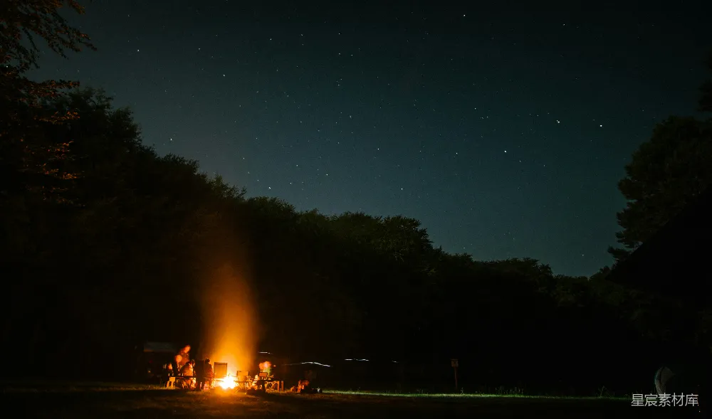 高清摄影 自然 宁静 露营 星空 户外 篝火下的夜晚