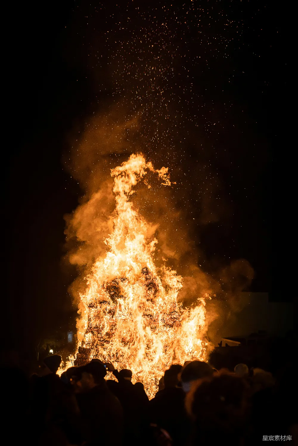 高清摄影 篝火 夜晚 烟火 节日 庆祝 夜晚的篝火晚会